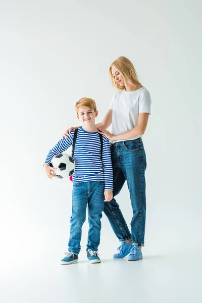 Mutter Umarmt Lächelnden Sohn Hält Fußballball Auf Weißem Grund — Stockfoto