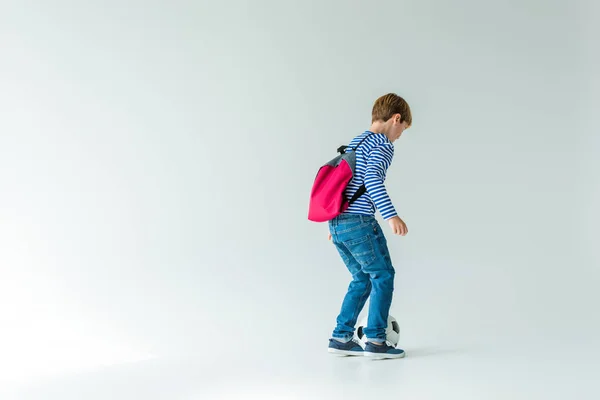 Colegial Con Mochila Jugando Con Bola Fotball Blanco — Foto de Stock