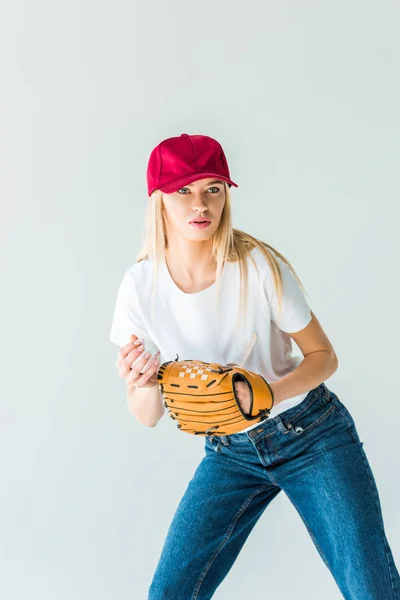 有吸引力的棒球运动员在红色盖帽举行棒球球和手套被隔绝在白色 — 图库照片