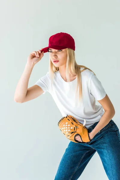 Привлекательный Бейсболист Дотрагиваясь Красной Кепки Держа Бейсбольную Перчатку Изолированы Белом — стоковое фото