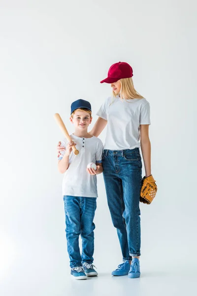 Madre Hijo Sosteniendo Equipo Béisbol Blanco — Foto de Stock