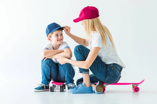 Mãe Fixação Filho Cap Enquanto Eles Sentados Patins Branco — Fotografia de Stock