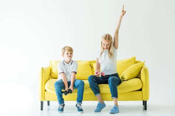 Moeder Enerzijds Opdagen Winnende Computerspel Zoon Overstuur Zittend Gele Sofa — Stockfoto