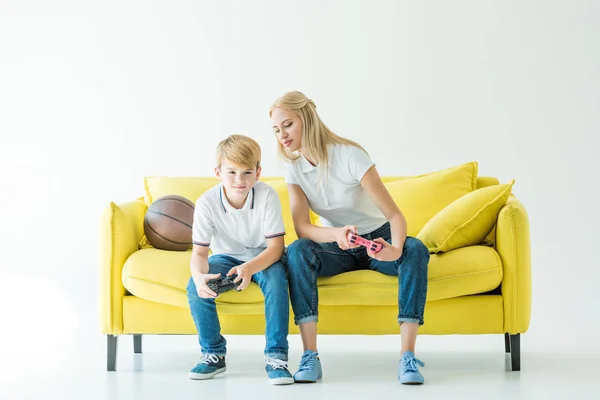 Мати Дивиться Джойстик Сина Коли Вони Грають Відеогру Баскетбол Жовтому — Безкоштовне стокове фото