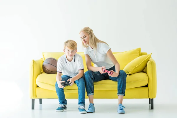 Madre Mirando Hijo Joystick Mientras Juegan Videojuego Pelota Baloncesto Sofá — Foto de stock gratis