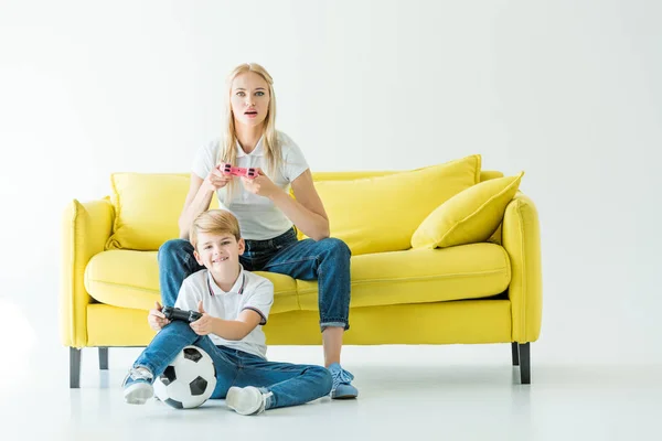 Madre Hijo Emocionados Jugando Videojuegos Sofá Amarillo Blanco Pelota Fútbol — Foto de Stock