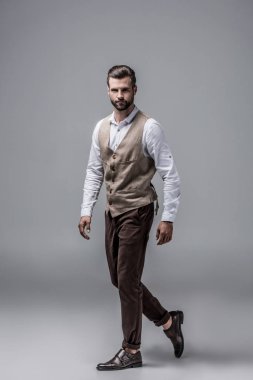 zarif yakışıklı şık yelek gri vurdu studio için poz