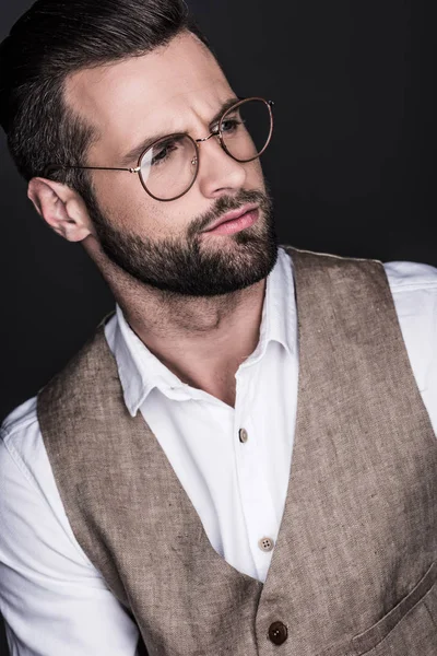 Retrato Hombre Barbudo Guapo Posando Gafas Aislado Gris — Foto de Stock