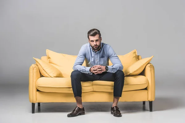 Bonito Homem Confiante Sentado Sofá Amarelo Cinza — Fotografia de Stock