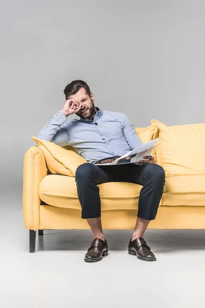 Homem Negócios Confuso Com Jornal Sentado Sofá Amarelo Cinza — Fotografia de Stock