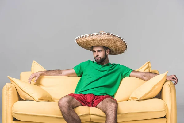 Knappe Man Van Mexicaanse Sombrero Gele Sofa Grijs — Stockfoto