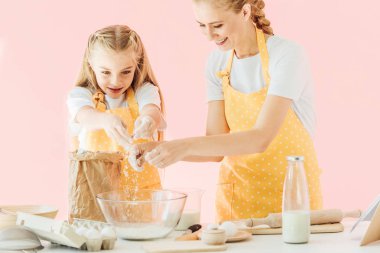 mutlu anne ve kızı dökme un süre pişirme birlikte pink izole kase içine