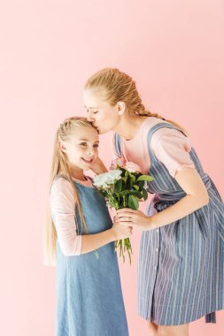 genç kızı ve onu pink izole öpüşme veren güzel buket anne