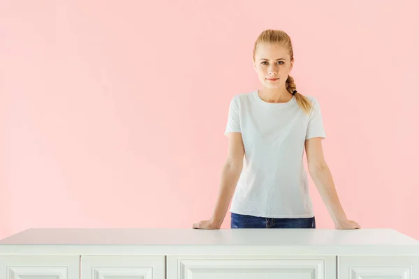 Attraktiv Ung Kvinna Som Står Bakom Köksbordet Isolerad Rosa — Stockfoto