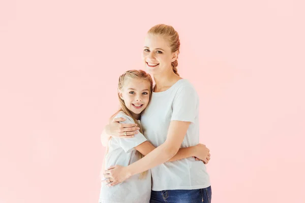 Piękna Matka Córka Białe Koszulki Obejmując Patrząc Kamery Różowym Tle — Zdjęcie stockowe