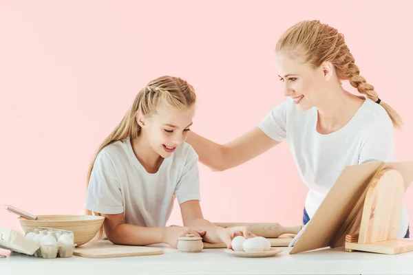 Feliz Joven Madre Hija Blanco Camisetas Cocinar Juntos Aislado Rosa — Foto de stock gratuita