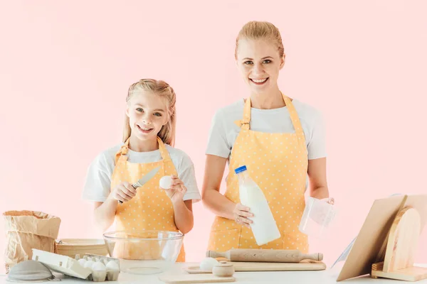 Happy Mother Daughter Looking Camera While Preparing Dough Isolated Pink — Free Stock Photo