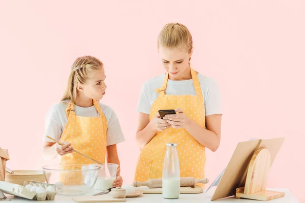 Attrayant Jeune Mère Fille Utilisant Smartphone Tout Cuisinant Ensemble Isolé — Photo