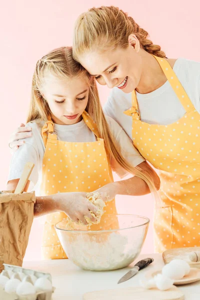 Uśmiechnięte Matki Adorable Córeczka Żółte Fartuchy Wyrabiania Ciasta Razem Różowym — Zdjęcie stockowe