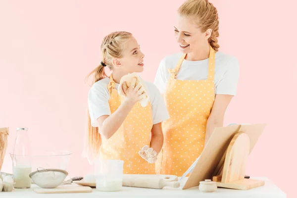 Felice Giovane Madre Figlia Impastare Pasta Insieme Isolato Rosa — Foto stock gratuita