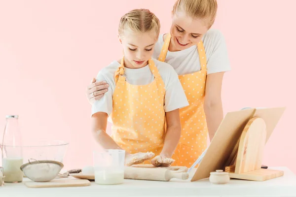 Happy Young Mother Daughter Cooking Together Isolated Pink — Stock Photo, Image