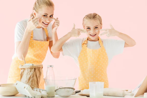 Mãe Feliz Filha Aplicando Farinha Rosto Enquanto Cozinha Olhando Para — Fotos gratuitas