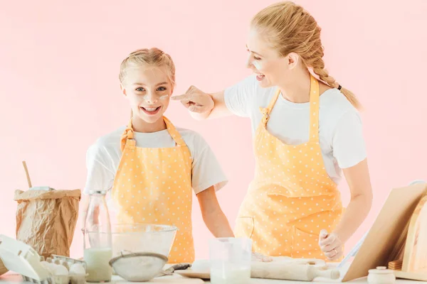 Uśmiechający Się Matka Córka Mąki Twarzach Gotowanie Razem Różowym Tle — Darmowe zdjęcie stockowe