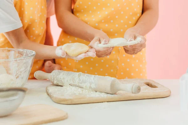 Cropped Shot Mother Daughter Preparing Dough Together Isolated Pink — Free Stock Photo