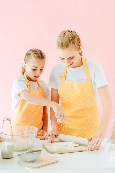 Mãe Adorável Filhinha Preparando Massa Juntos Isolados Rosa — Fotografia de Stock