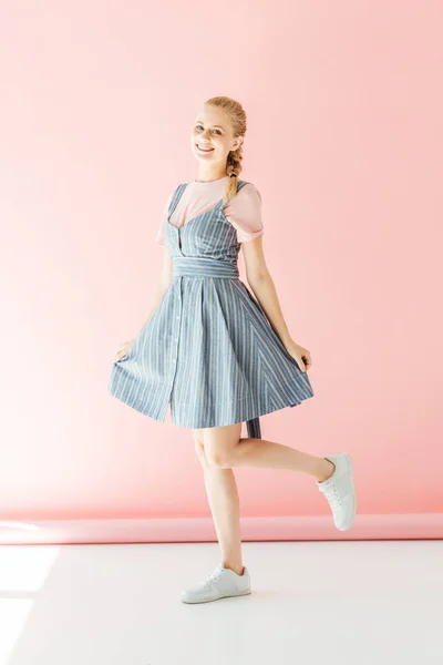 Happy Young Woman Blue Dress Looking Camera Pink — Stock Photo, Image