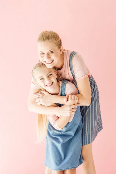 Feliz Jovem Mãe Filha Vestidos Azuis Abraçando Olhando Para Câmera — Fotografia de Stock