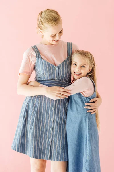 Sorridente Mãe Filha Vestidos Azuis Abraçando Isolado Rosa — Fotografia de Stock Grátis