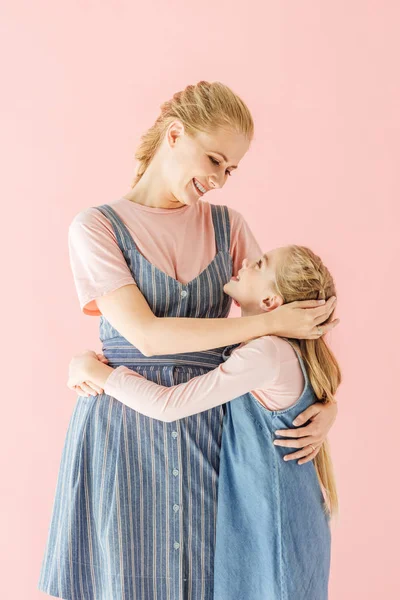 Szczęśliwa Matka Córka Niebieskie Sukienki Ogarnięcie Patrząc Siebie Nawzajem Różowym — Darmowe zdjęcie stockowe