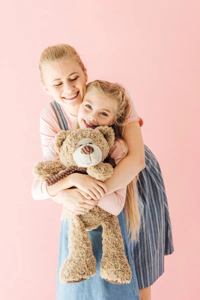 Mãe Feliz Filha Com Ursinho Pelúcia Abraçando Isolado Rosa — Fotos gratuitas