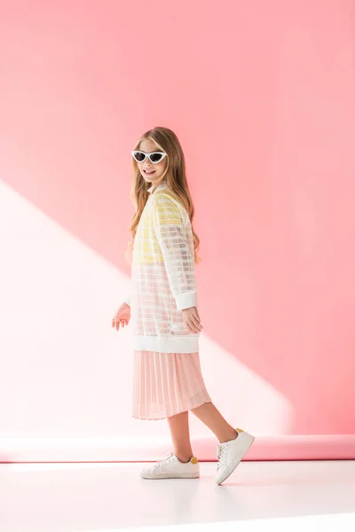 Adorable Mujer Joven Elegante Posando Ropa Elegante Gafas Sol Rosa — Foto de Stock