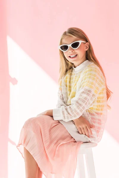 Elegant Lächelndes Frühchen Mit Sonnenbrille Sitzt Auf Hocker Auf Rosa — Stockfoto