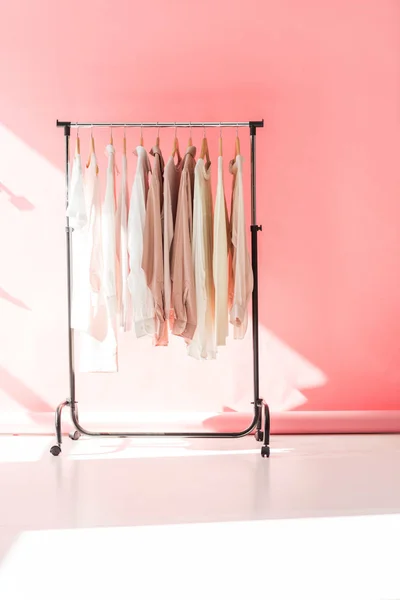 Светлая Стильная Одежда Вешалках Розовом Бутике — стоковое фото
