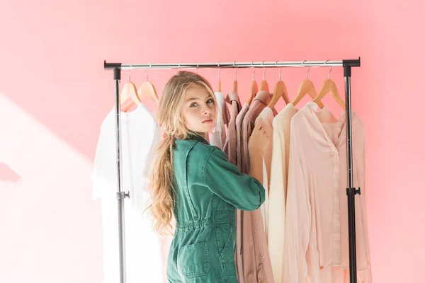 Attraktive Weibliche Kind Trendigen Overalls Wahl Der Kleidung Auf Kleiderbügel — Stockfoto