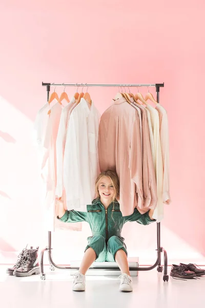 Niño Elegante Sentado Debajo Ropa Perchas Boutique Rosa — Foto de Stock