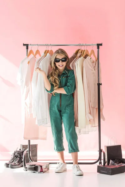 Приваблива Модна Дитина Комбінезоні Позує Біля Одягу Взуття Бутіку — стокове фото