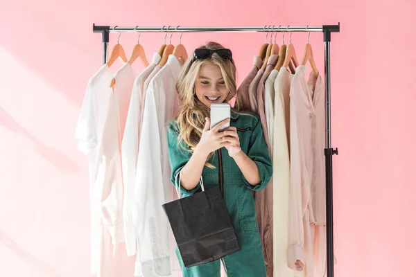 Cheerful Fashionable Child Shopping Bag Using Smartphone Store Clothes — Stock Photo, Image