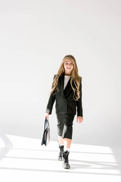 Criança Sorridente Moda Terno Preto Posando Com Saco Cinza — Fotografia de Stock