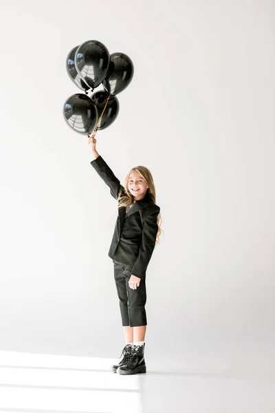 Μοντέρνα Χαρούμενο Παιδί Που Ποζάρει Μαύρα Μπαλόνια Γκρι — Φωτογραφία Αρχείου