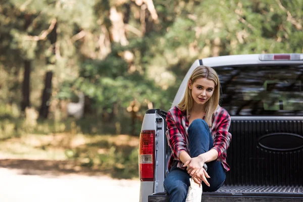 Happy Beautiful Girl Looking Camera Sitting Pickup Truck Forest — Stock Photo, Image