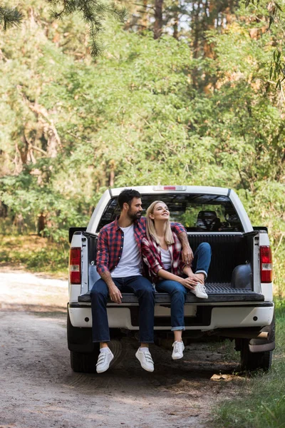 Couple Hugging Sitting Together Pickup Truck Forest — Stock Photo, Image