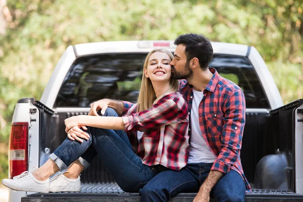 Homem Beijando Bochecha Feliz Namorada Enquanto Sentado Pickup Caminhão — Fotografia de Stock