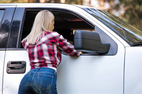 Vue Arrière Fille Blonde Debout Près Camionnette Blanche — Photo