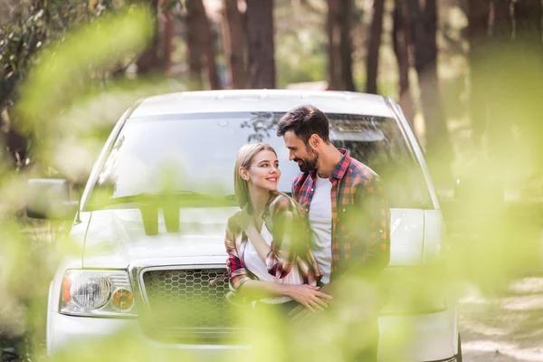 Selective Focus Happy Couple Hugging Pickup Truck Forest — Stock Photo, Image