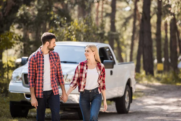 Jovem Casal Mãos Dadas Caminhando Floresta Com Pickup Caminhão — Fotografia de Stock Grátis