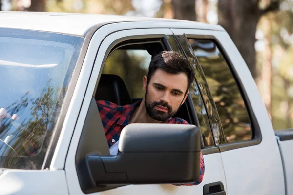 Stilig Skäggig Man Kör Pickup Lastbil Skogen — Stockfoto